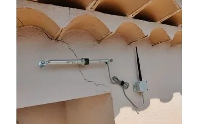 Fissuromètre installé en façade pour suivi de fissure