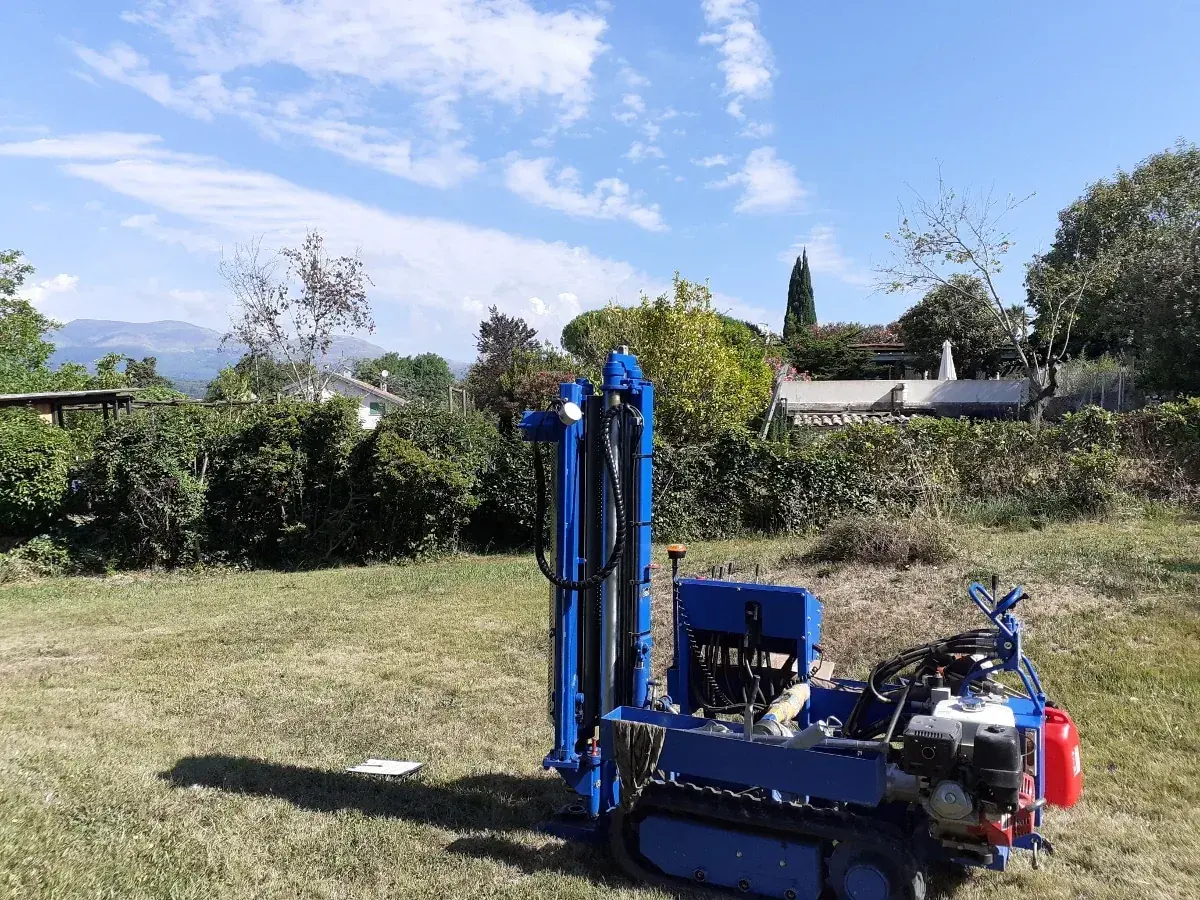 Sondage géotechnique avec pénétromètre dynamique sur terrain en pente dans les Alpes-Maritimes